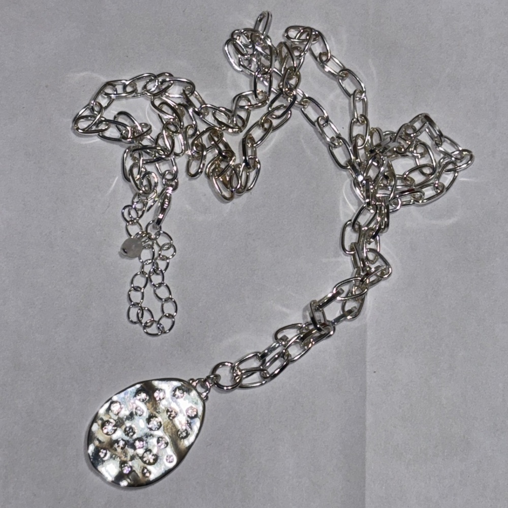 Elegant Silver Necklace with Teardrop Pendant